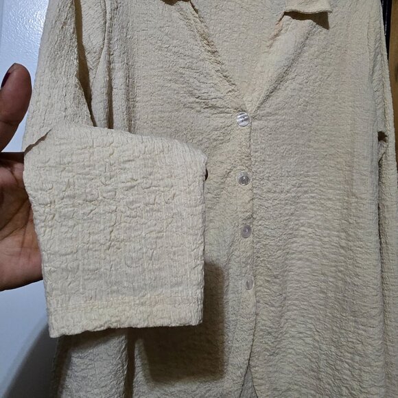 New York & Company Women's Cream Scrunched Detail Button-Up Top Size 1X - Picture 4 of 8